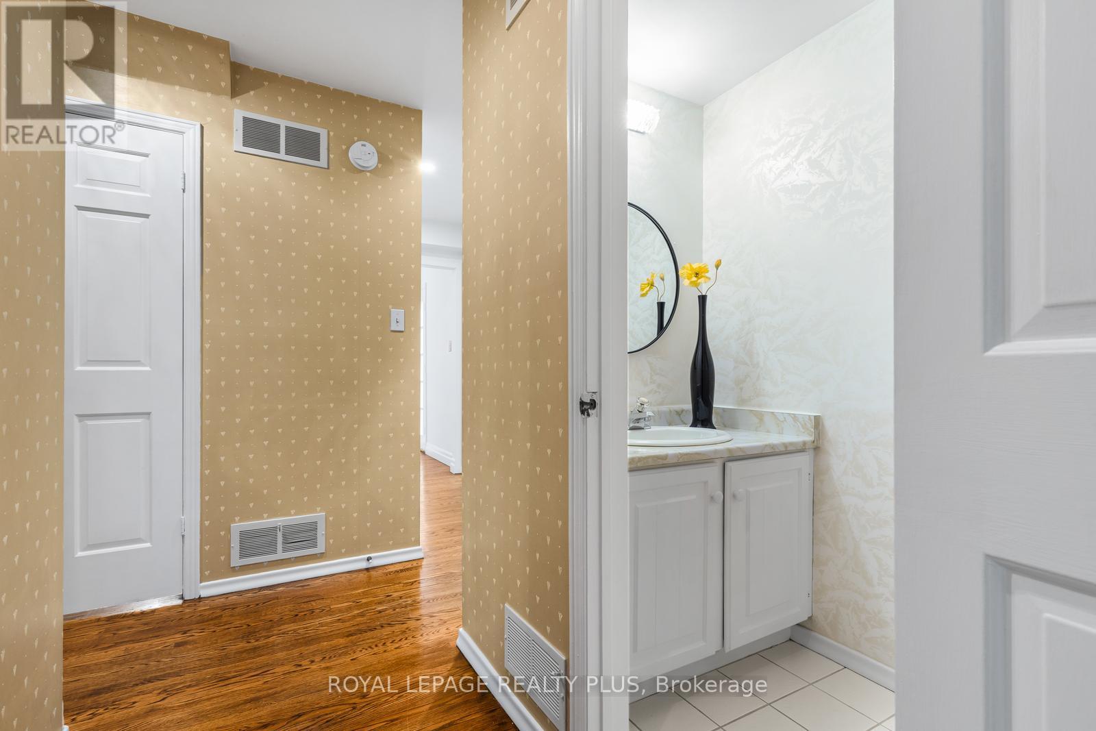 1852 Sherwood Forrest Circle, Mississauga, Ontario  L5K 2E7 - Photo 25 - W12916862