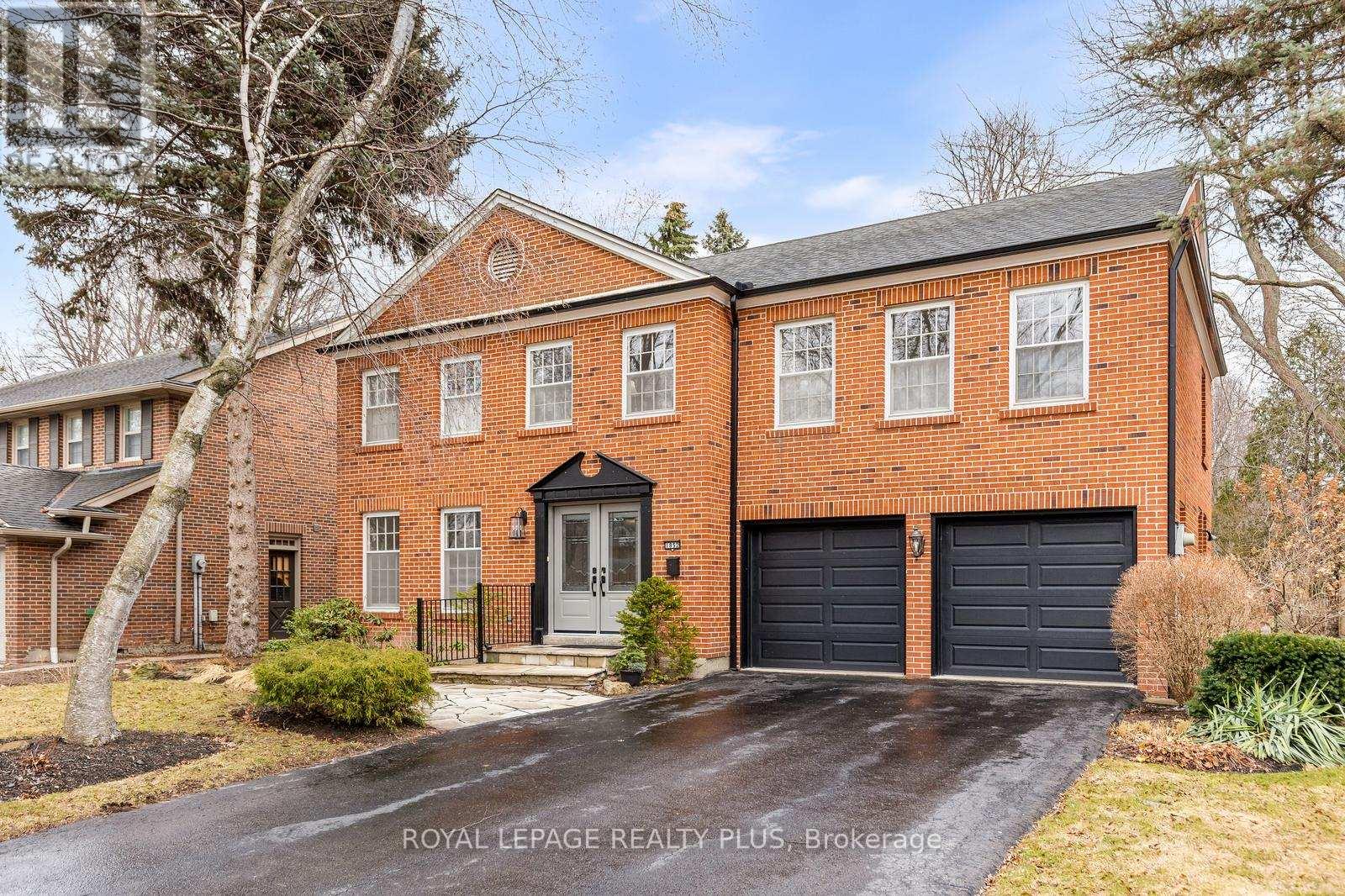 1852 Sherwood Forrest Circle, Mississauga, Ontario  L5K 2E7 - Photo 3 - W12916862