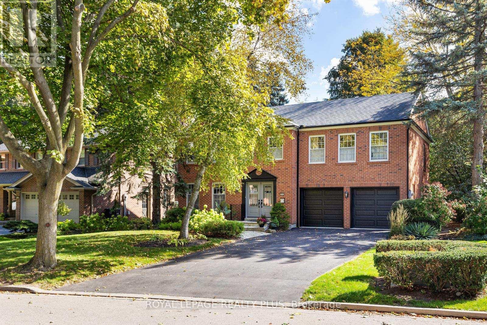 1852 Sherwood Forrest Circle, Mississauga, Ontario  L5K 2E7 - Photo 4 - W12916862