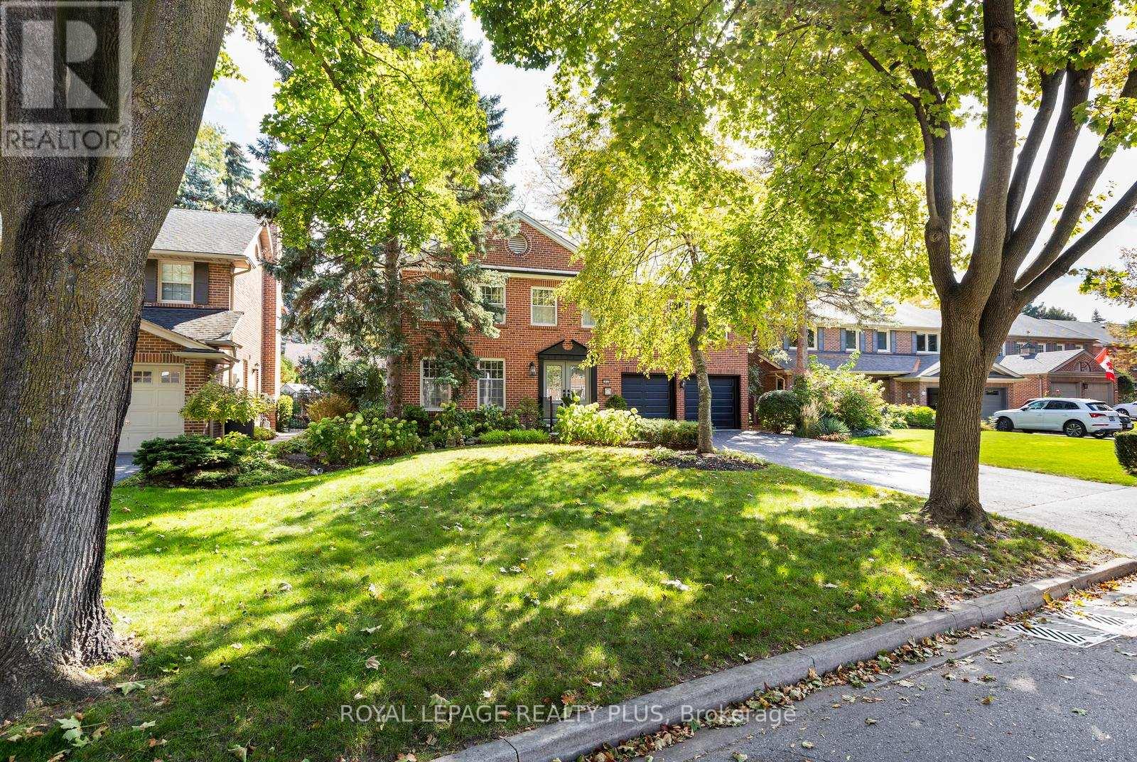 1852 Sherwood Forrest Circle, Mississauga, Ontario  L5K 2E7 - Photo 5 - W12916862