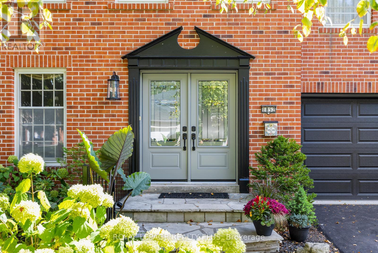 1852 Sherwood Forrest Circle, Mississauga, Ontario  L5K 2E7 - Photo 6 - W12916862