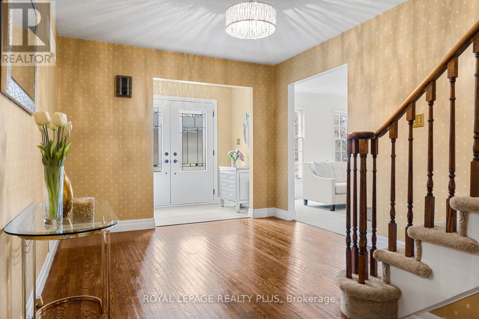 1852 Sherwood Forrest Circle, Mississauga, Ontario  L5K 2E7 - Photo 7 - W12916862