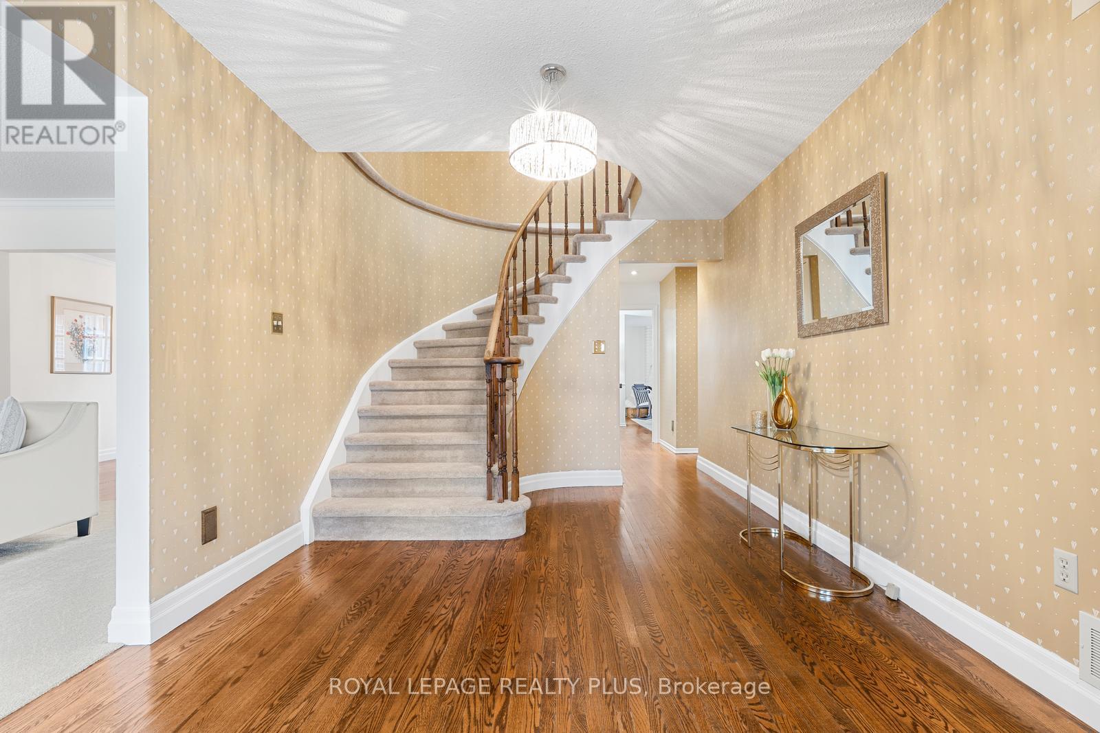 1852 Sherwood Forrest Circle, Mississauga, Ontario  L5K 2E7 - Photo 8 - W12916862