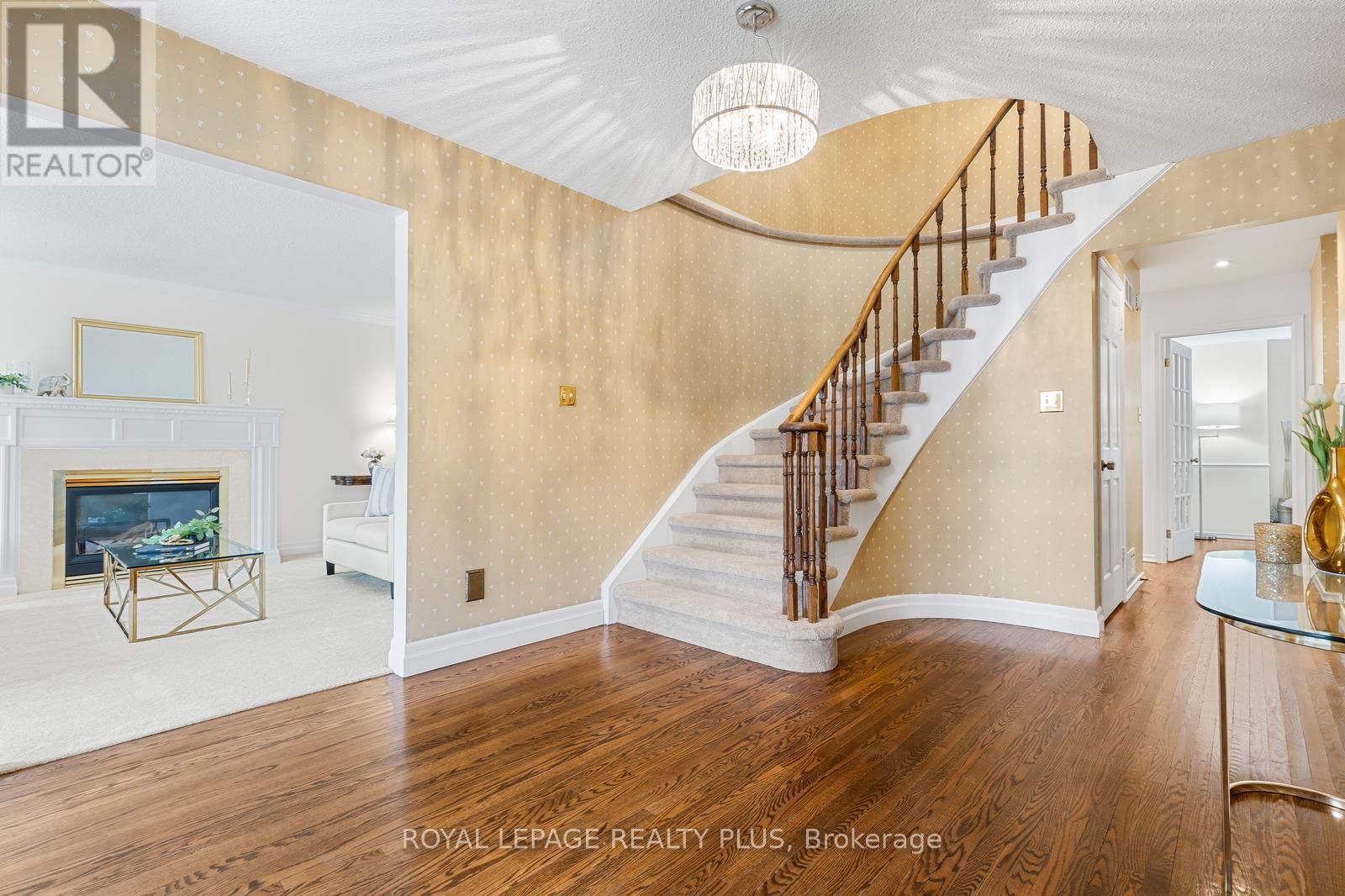 1852 Sherwood Forrest Circle, Mississauga, Ontario  L5K 2E7 - Photo 9 - W12916862