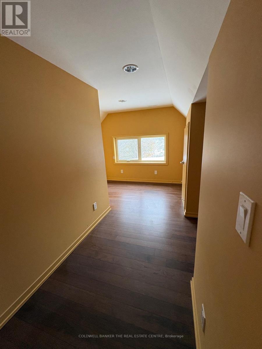 23 Bolton Avenue, Newmarket, Ontario  L3Y 2X3 - Photo 10 - N12916472