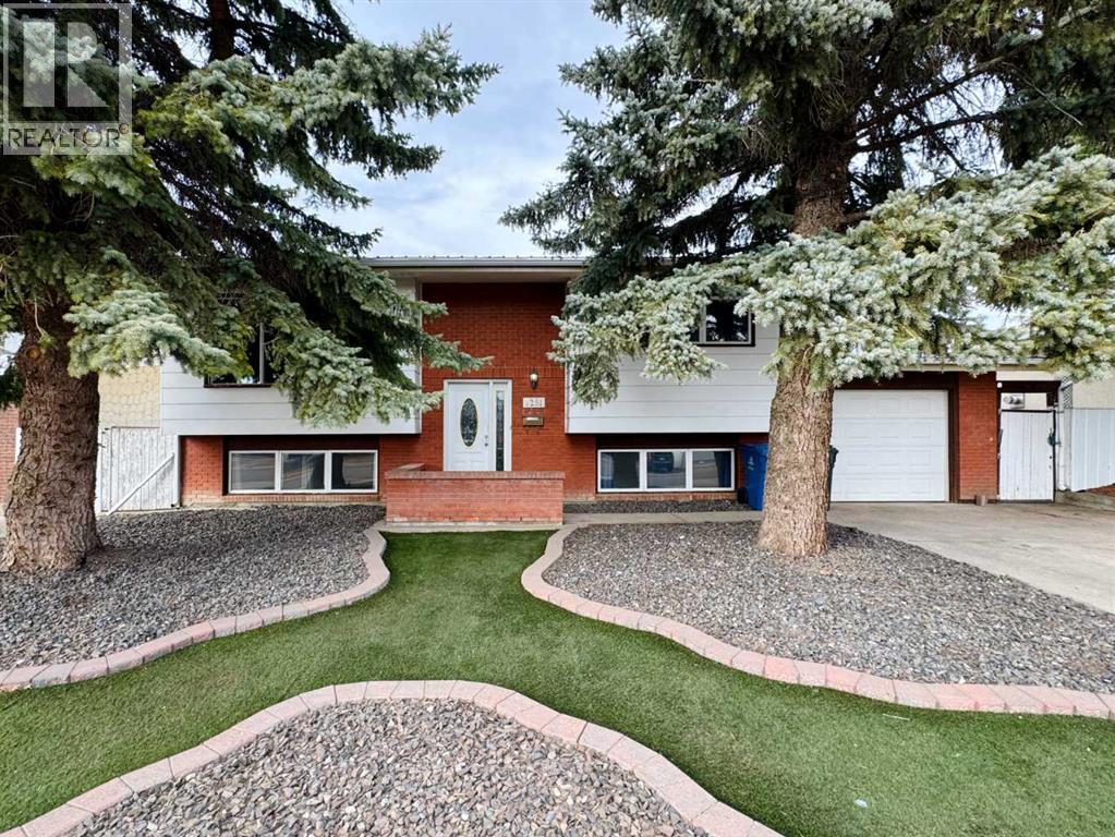 1251 St Catherine Road N, Lethbridge, Alberta  T1H 4E9 - Photo 2 - A2289681