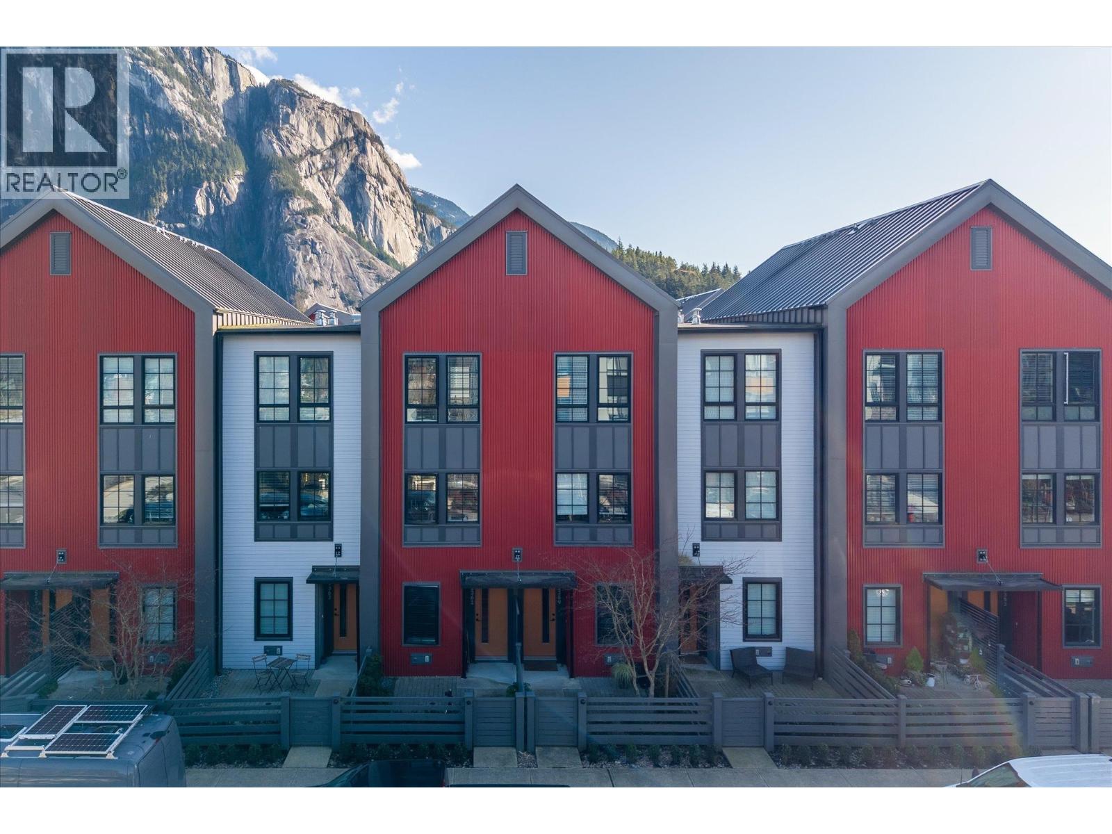 1361 Marinaside Place, Squamish, British Columbia  V8B 1A8 - Photo 2 - R3103211