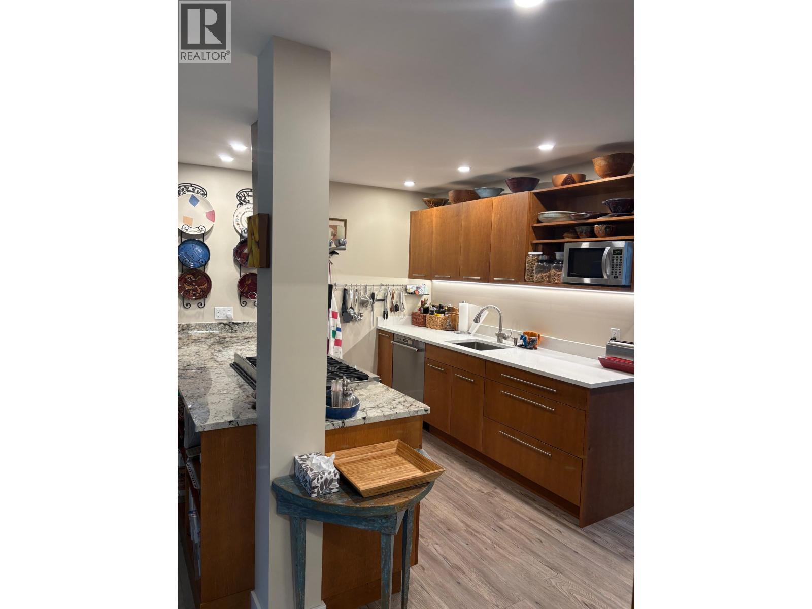 5702 Medusa Street, Sechelt, British Columbia  V0N 3A0 - Photo 2 - R3099668