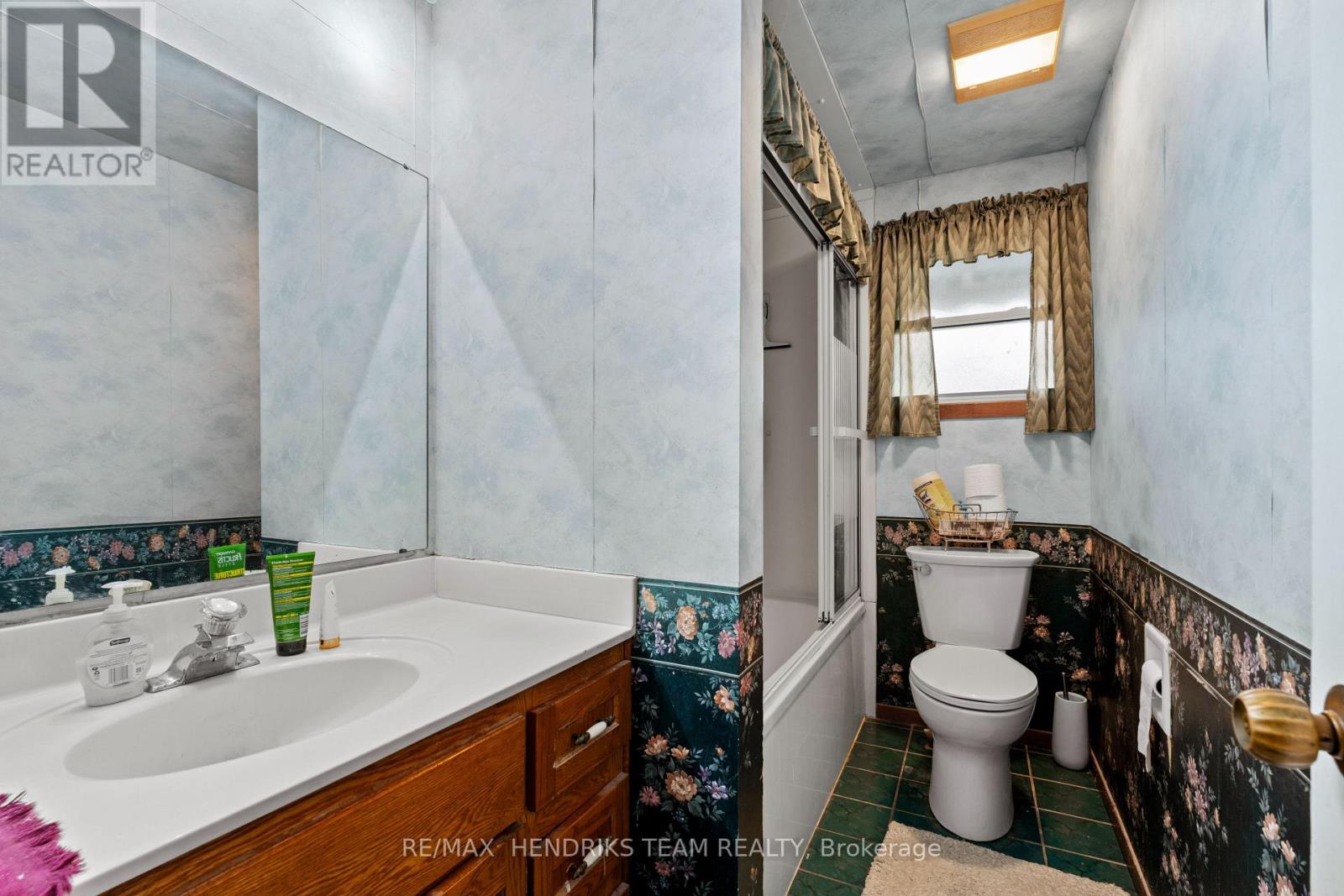 54 Grove Avenue, St. Catharines, Ontario  L2P 1E1 - Photo 14 - X12917074