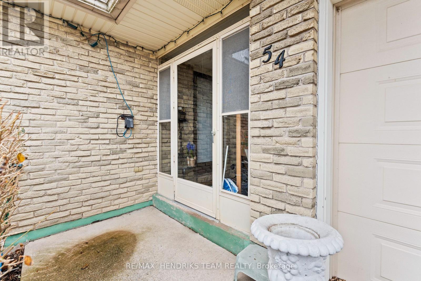 54 Grove Avenue, St. Catharines, Ontario  L2P 1E1 - Photo 5 - X12917074