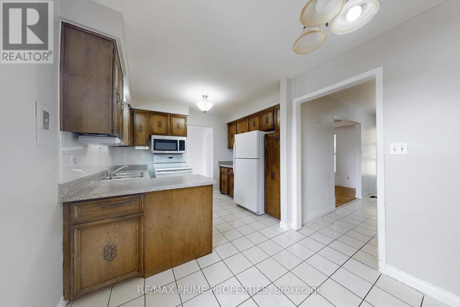 37 Lawnmere Crescent, Toronto, Ontario  M1S 2T1 - Photo 9 - E12917068