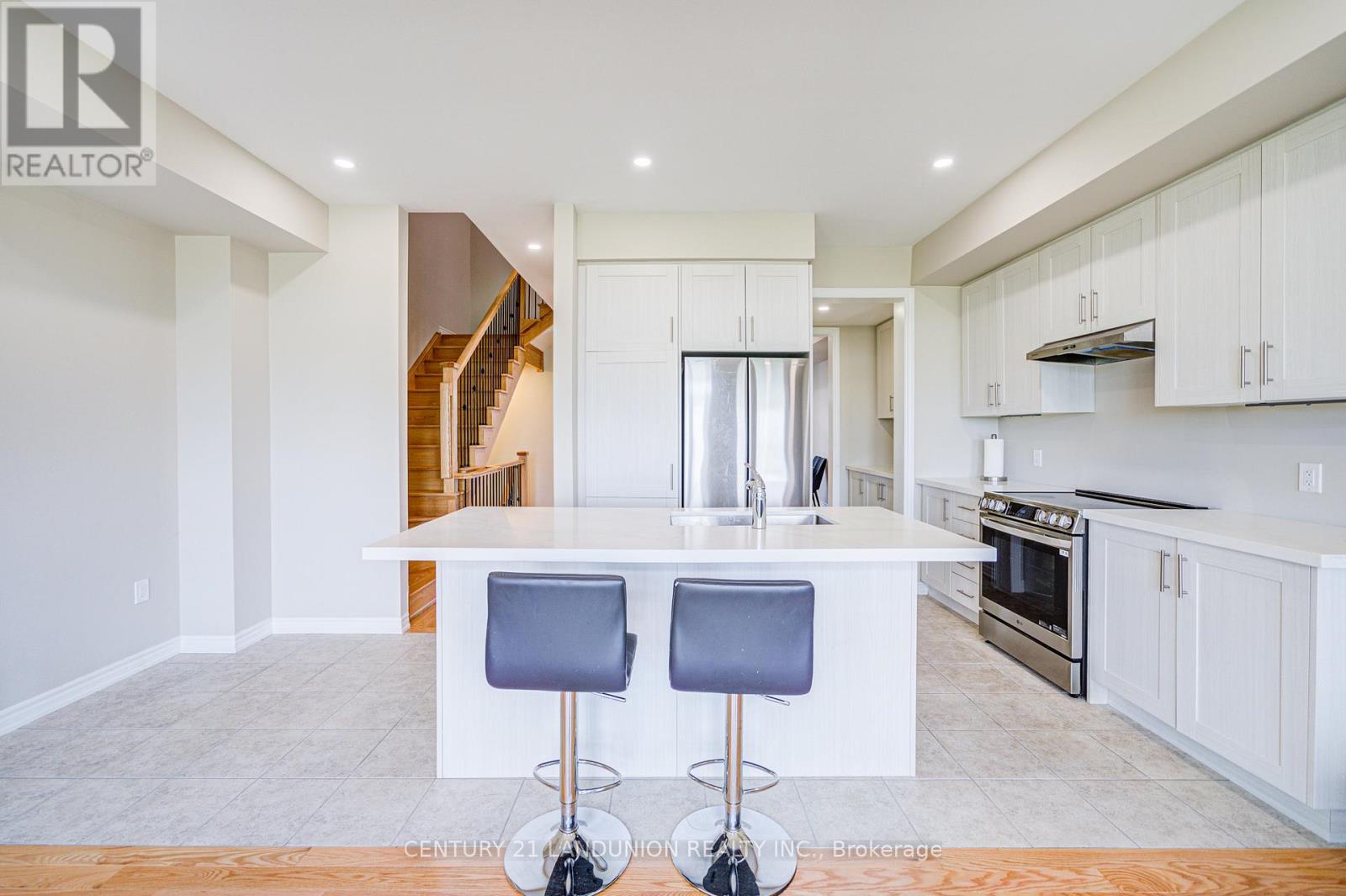 65 Puisaya Drive, Richmond Hill, Ontario  L4E 1L2 - Photo 8 - N12917056