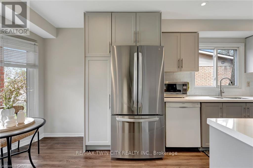 2427 Headon Forest Drive, Burlington, Ontario  L7M 3K7 - Photo 7 - W12917038