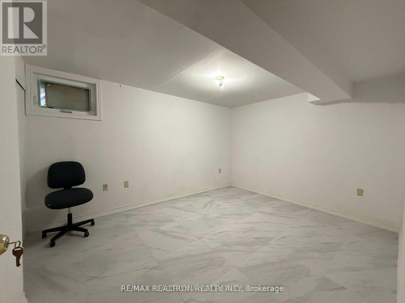 61 Wilmont Drive, Toronto, Ontario  M3N 1N5 - Photo 4 - W12917106