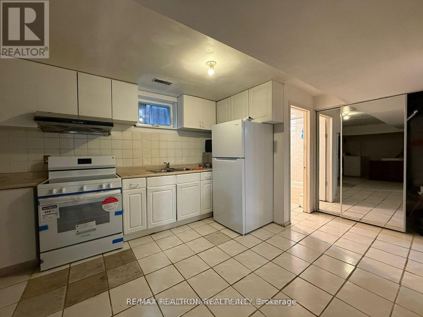 61 Wilmont Drive, Toronto, Ontario  M3N 1N5 - Photo 6 - W12917106