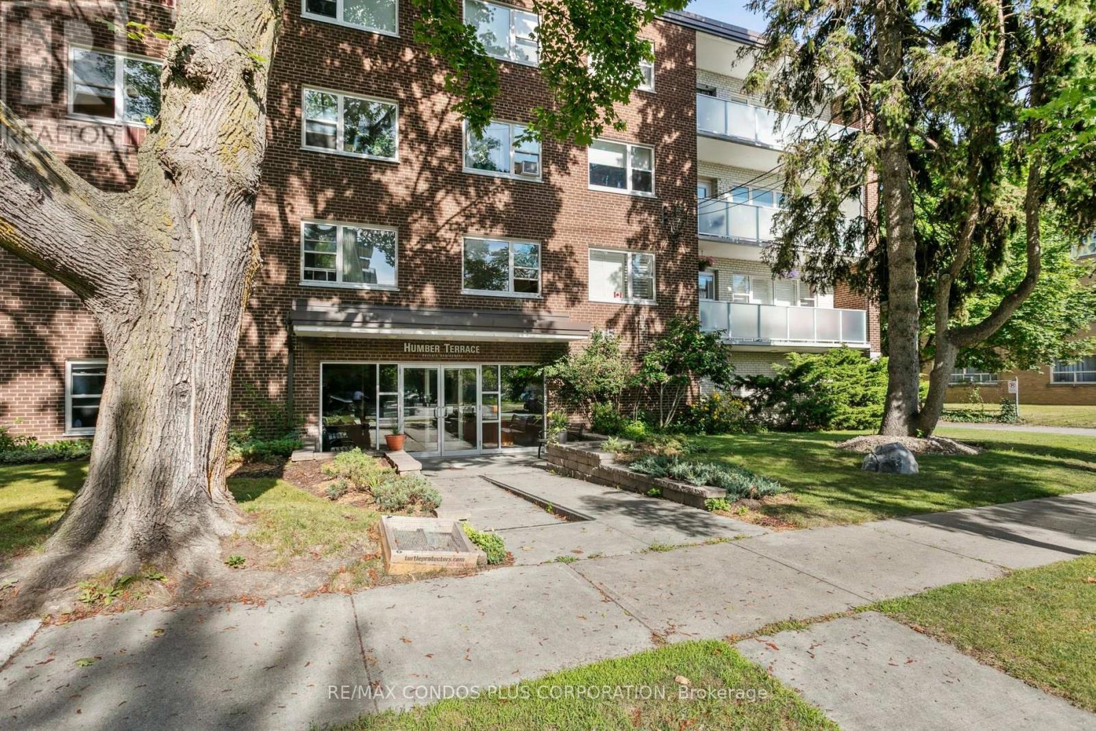 101 - 185 Stephen Drive, Toronto, Ontario  M8Y 3N5 - Photo 2 - W12917128