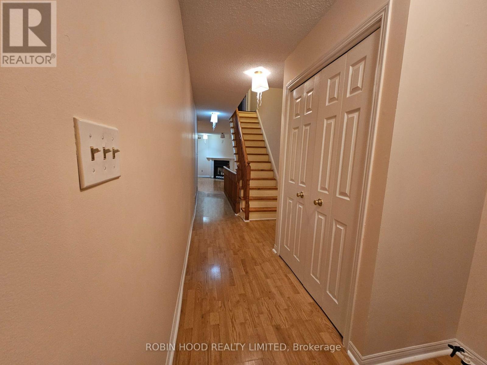 21 - 26 Moss Boulevard, Hamilton, Ontario  L9H 6W7 - Photo 2 - X12917066