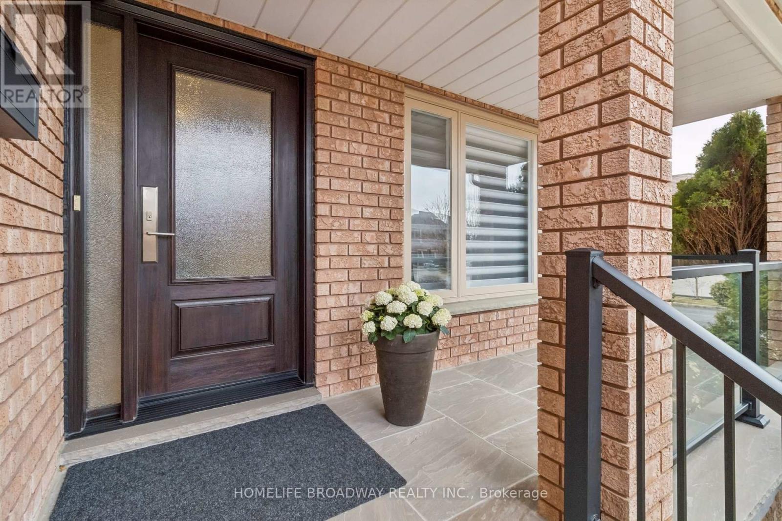 17 Garview Court, Vaughan, Ontario  L4L 8N7 - Photo 3 - N12915836