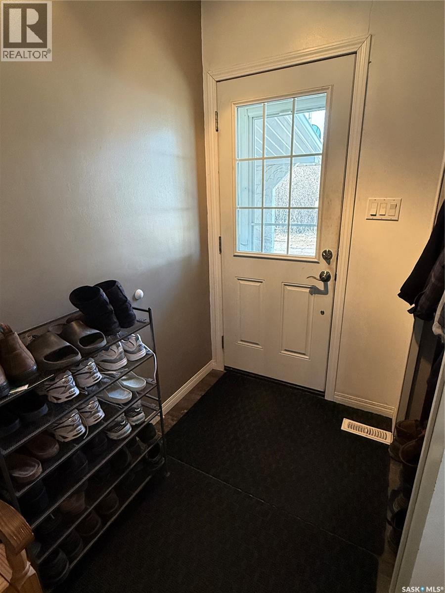 14 2nd Avenue Se, Weyburn, Saskatchewan  S4H 1W8 - Photo 2 - SK031190