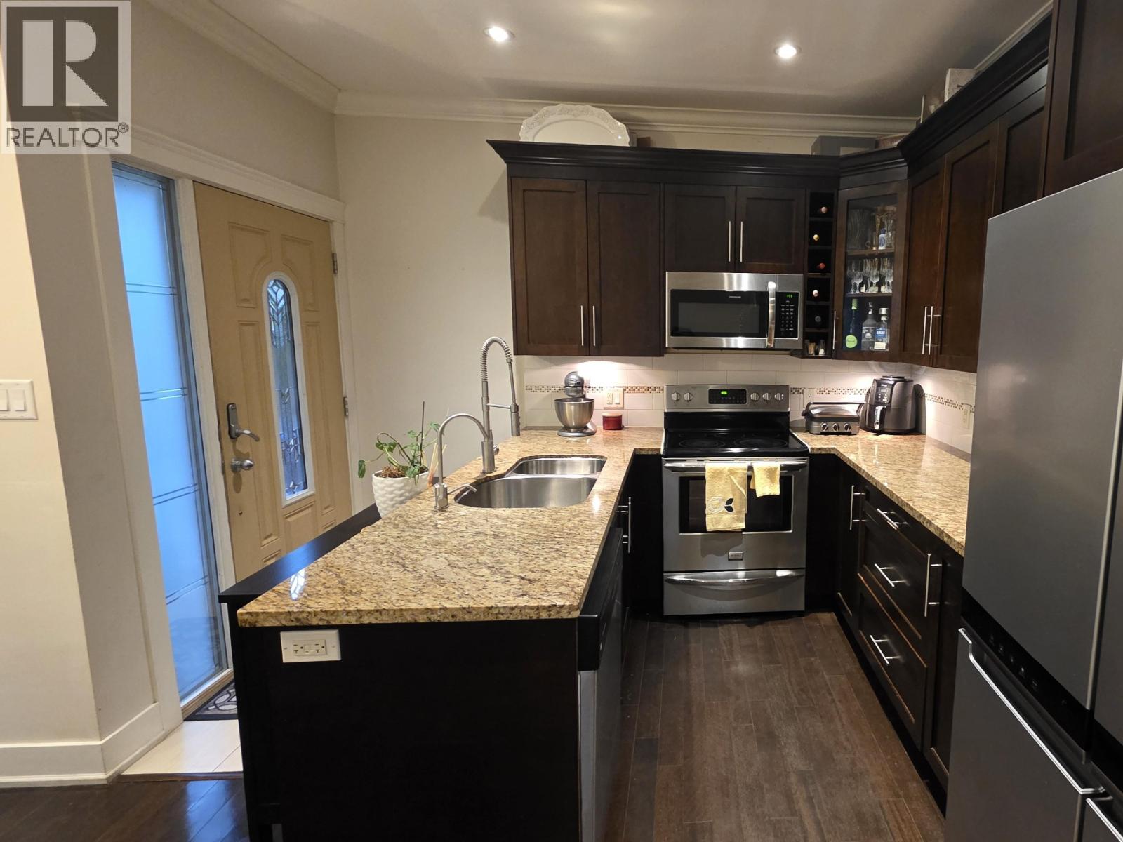 665 W 15th Street, North Vancouver, British Columbia  V7M 1T1 - Photo 9 - R3068716