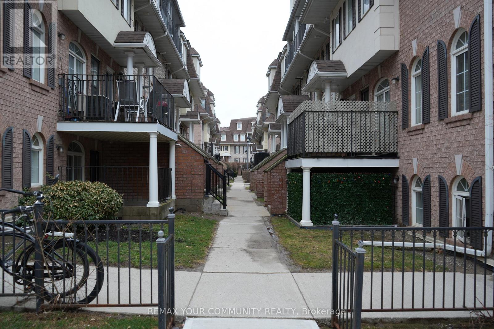 308 - 56 Sidney Belsey Crescent, Toronto, Ontario  M6M 2J2 - Photo 3 - W12915746