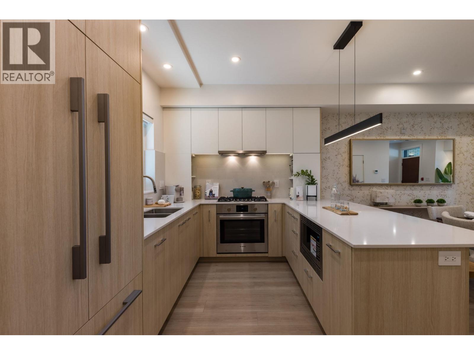 102 342 MOUNTAIN HIGHWAY, North Vancouver, British Columbia