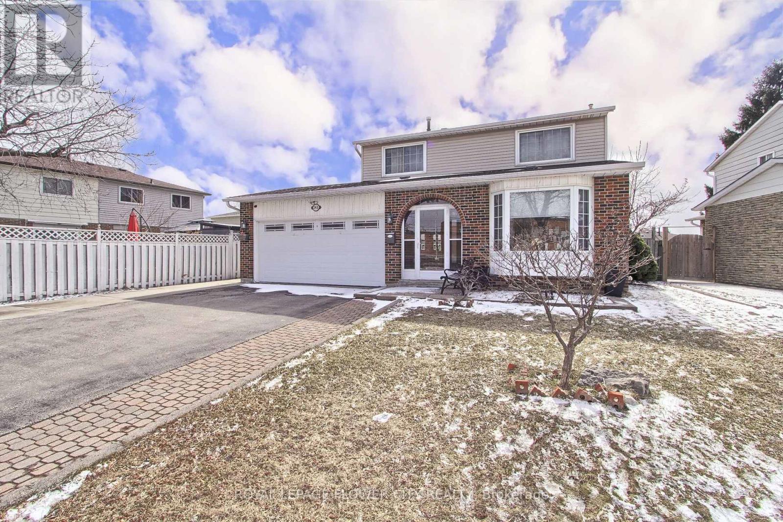 243 Centre Street N, Brampton, Ontario  L6V 2R3 - Photo 5 - W12917190