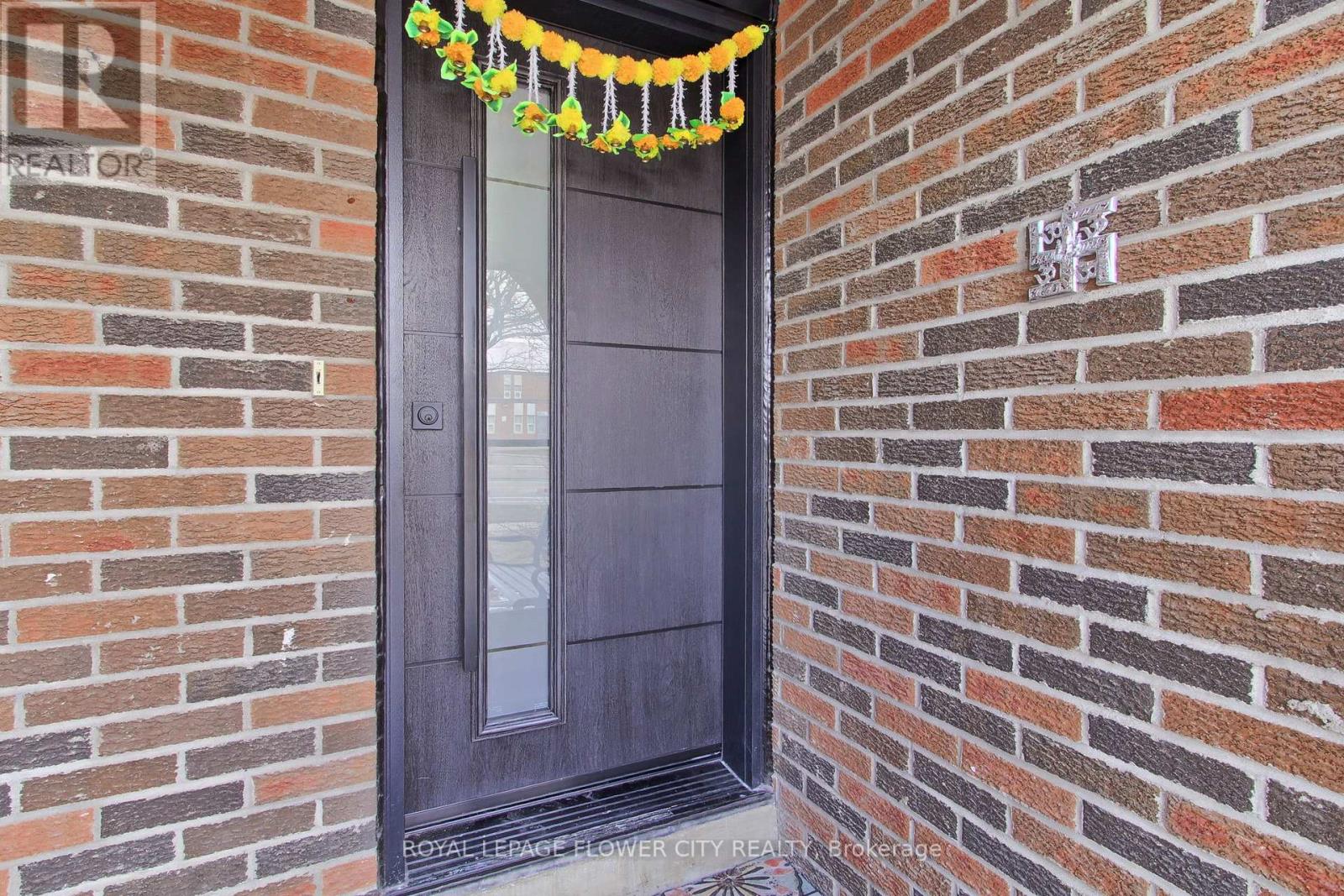 243 Centre Street N, Brampton, Ontario  L6V 2R3 - Photo 6 - W12917190