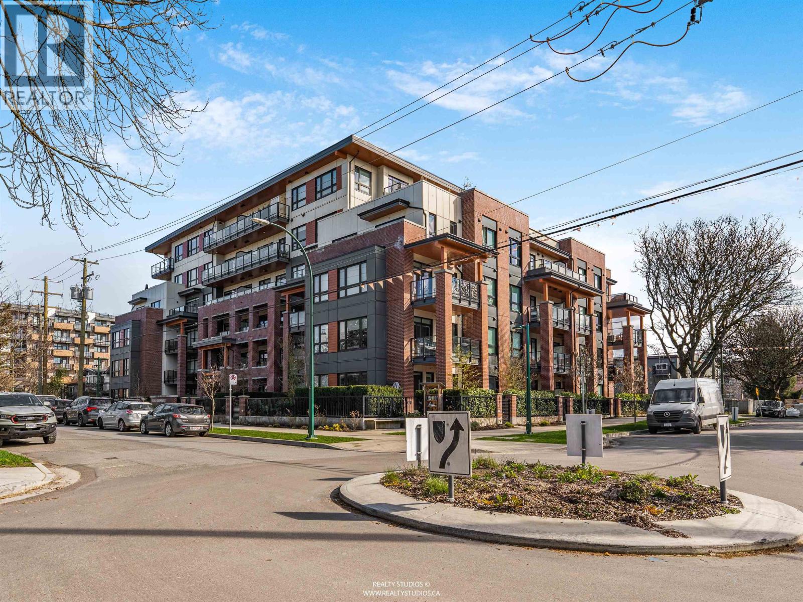 409 2550 Garden Drive, Vancouver, British Columbia  V5N 4X6 - Photo 1 - R3102795