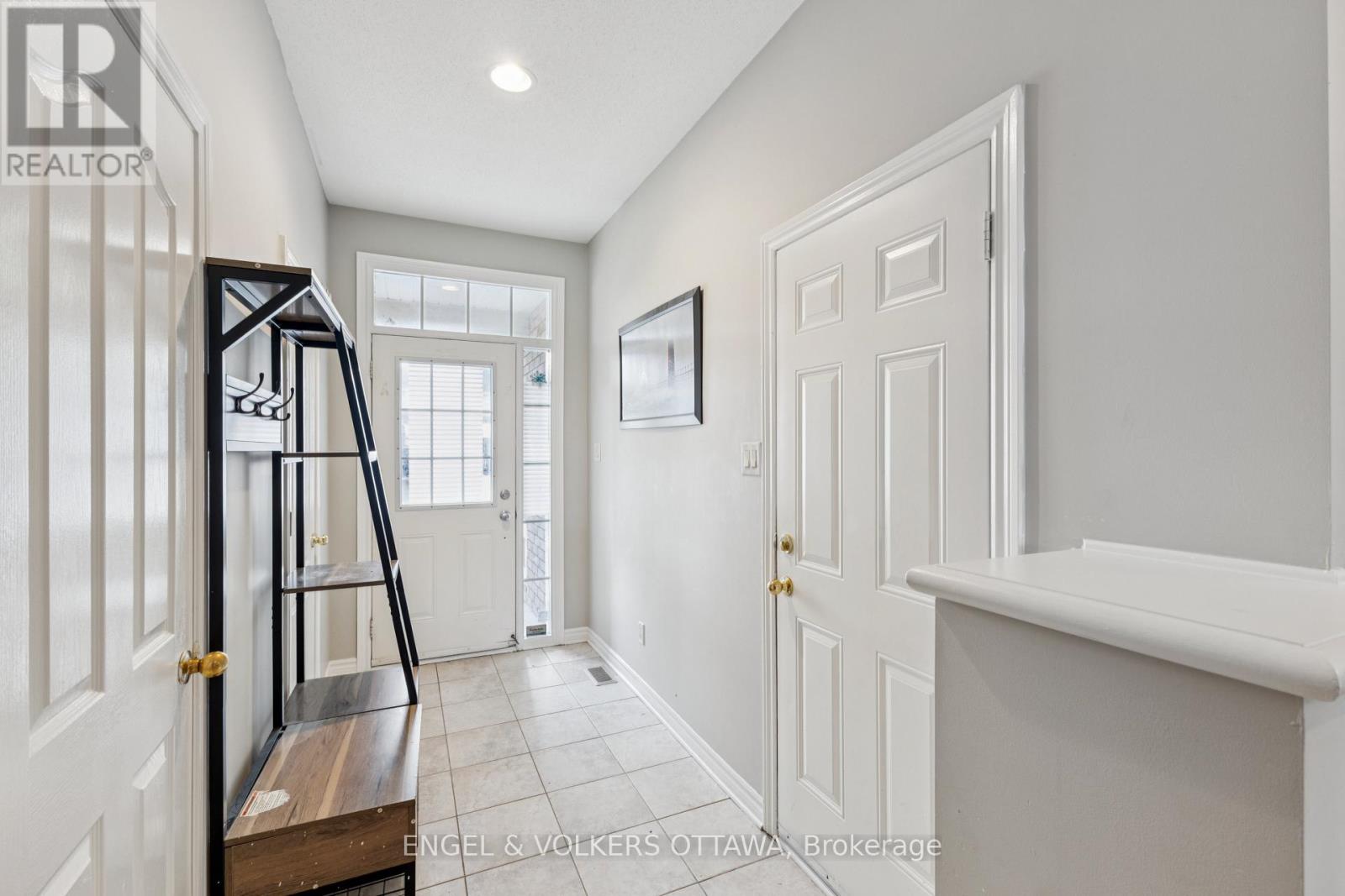 507 Salzburg Drive, Ottawa, Ontario  K4A 0C6 - Photo 3 - X12917256