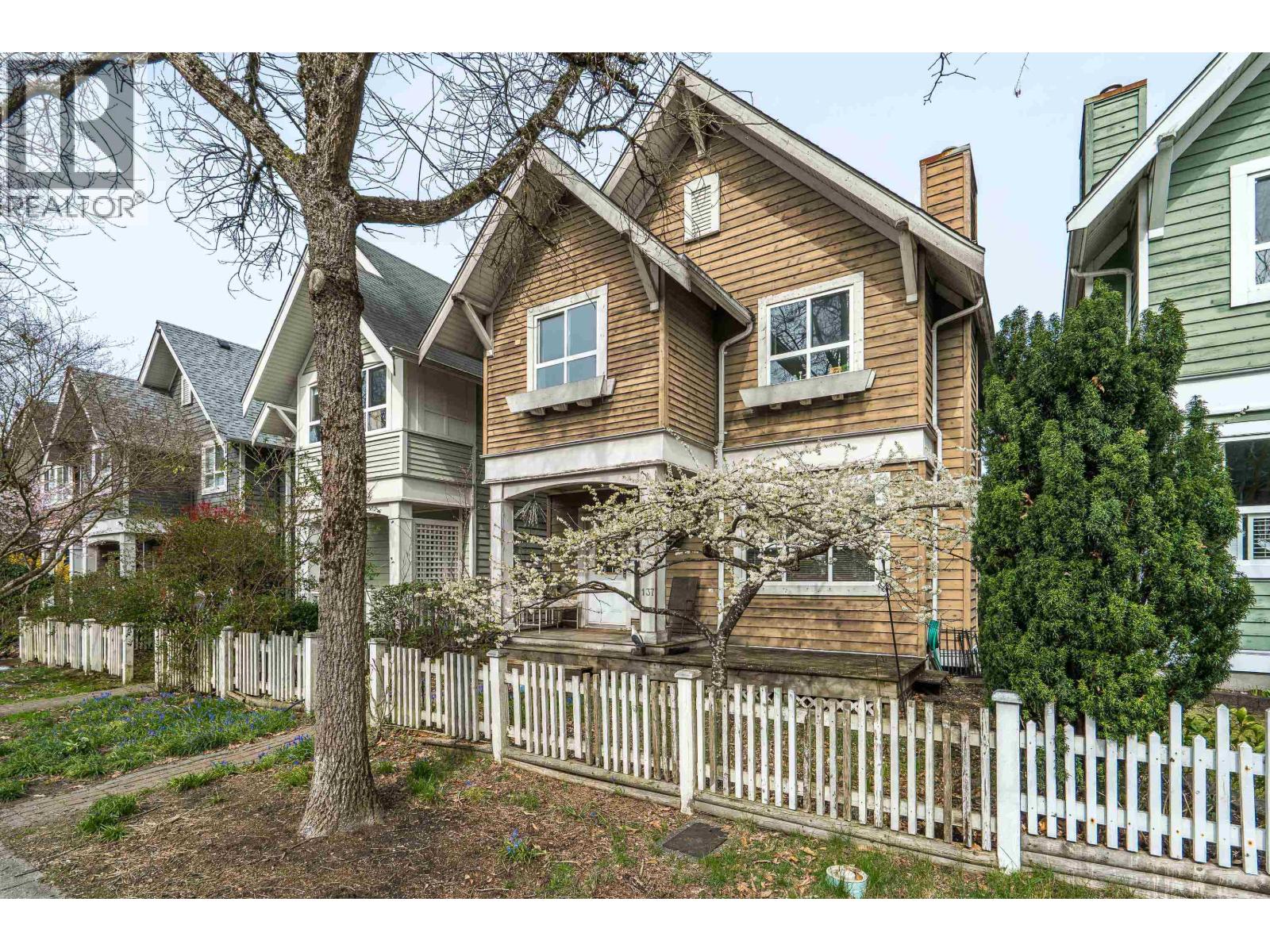 137 Star Crescent, New Westminster, British Columbia  V3M 6X6 - Photo 2 - R3102932