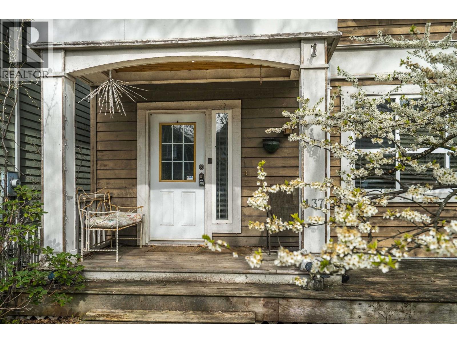 137 Star Crescent, New Westminster, British Columbia  V3M 6X6 - Photo 3 - R3102932