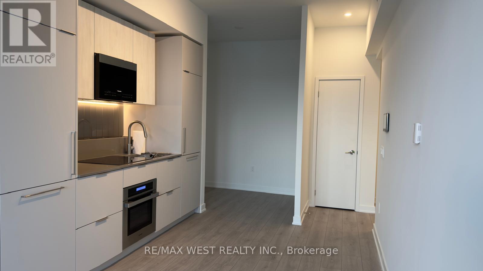 615 - 1 Fairview Road E, Mississauga, Ontario  L5A 4C6 - Photo 2 - W12906898