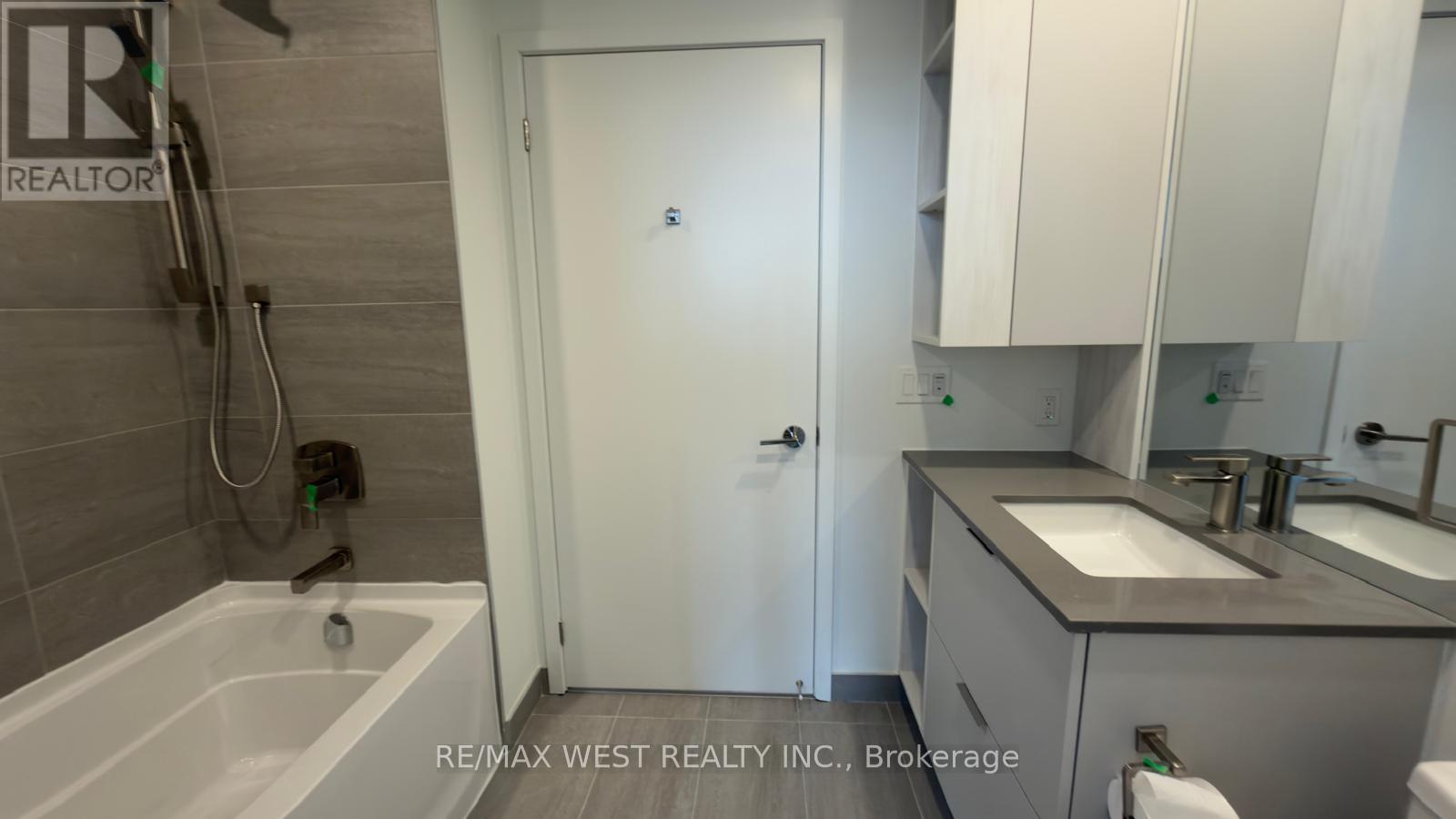 615 - 1 Fairview Road E, Mississauga, Ontario  L5A 4C6 - Photo 4 - W12906898