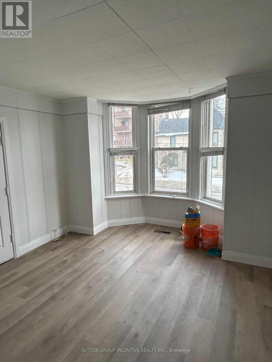 166 Collier Street, Barrie, Ontario  L4M 1H7 - Photo 4 - S12917266