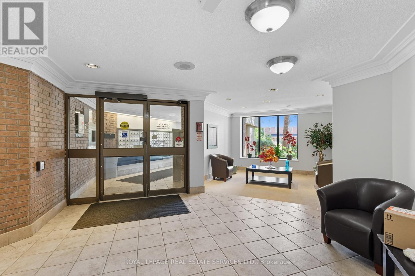 904 - 6720 Glen Erin Drive, Mississauga, Ontario  L5N 3K8 - Photo 4 - W12917272