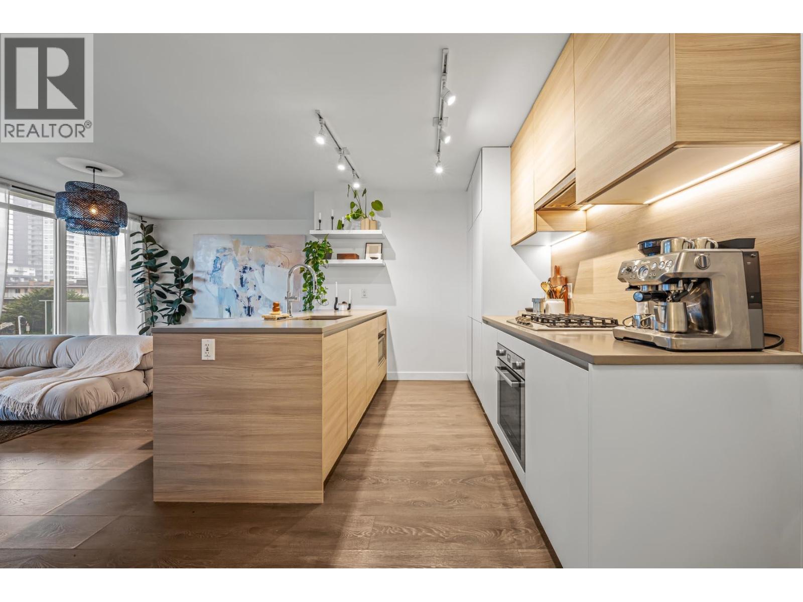 504 652 Whiting Way, Coquitlam, British Columbia  V3J 0K3 - Photo 3 - R3103209