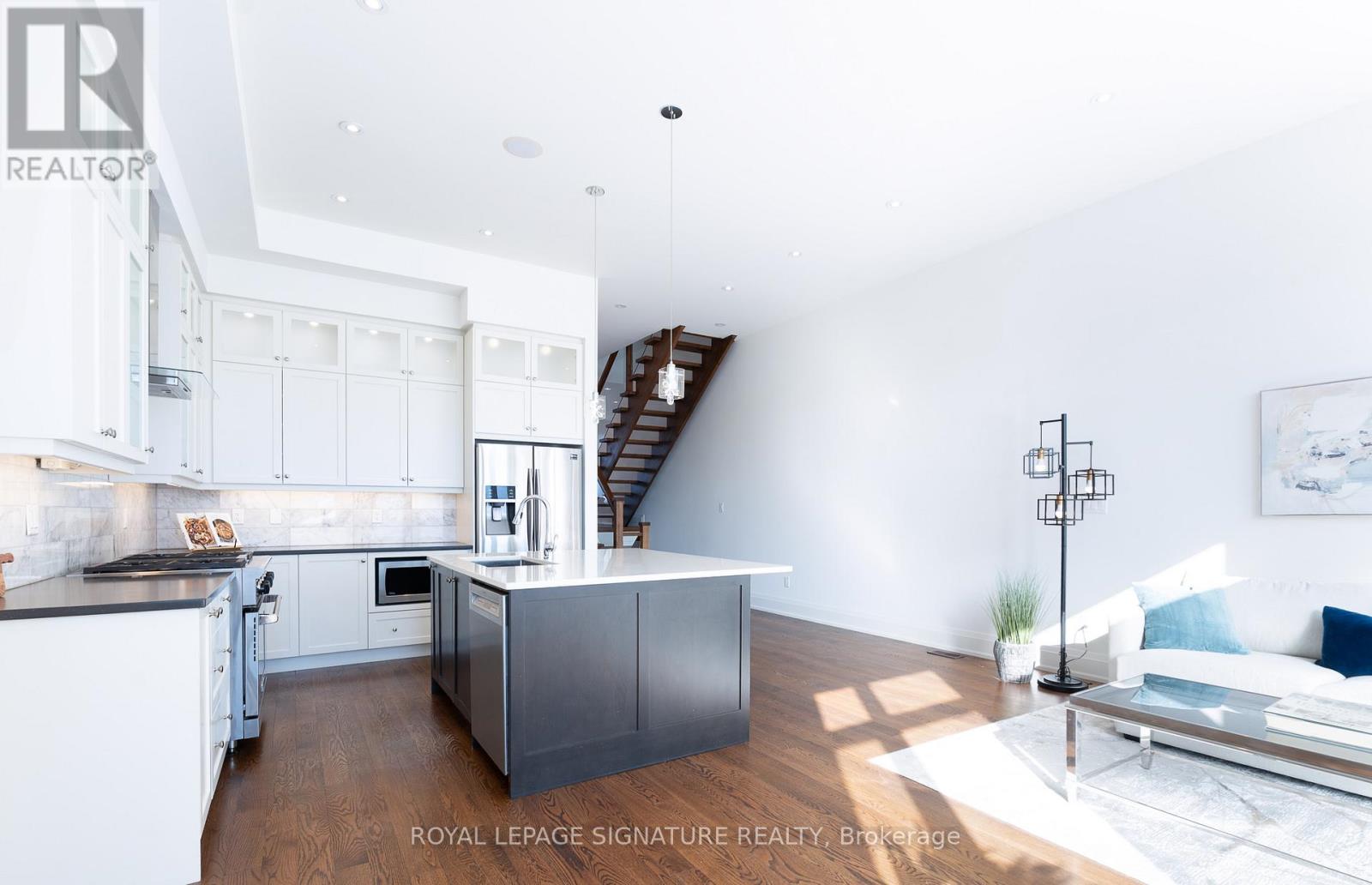 119b Hillside Avenue, Toronto, Ontario  M8V 1T3 - Photo 10 - W12917328