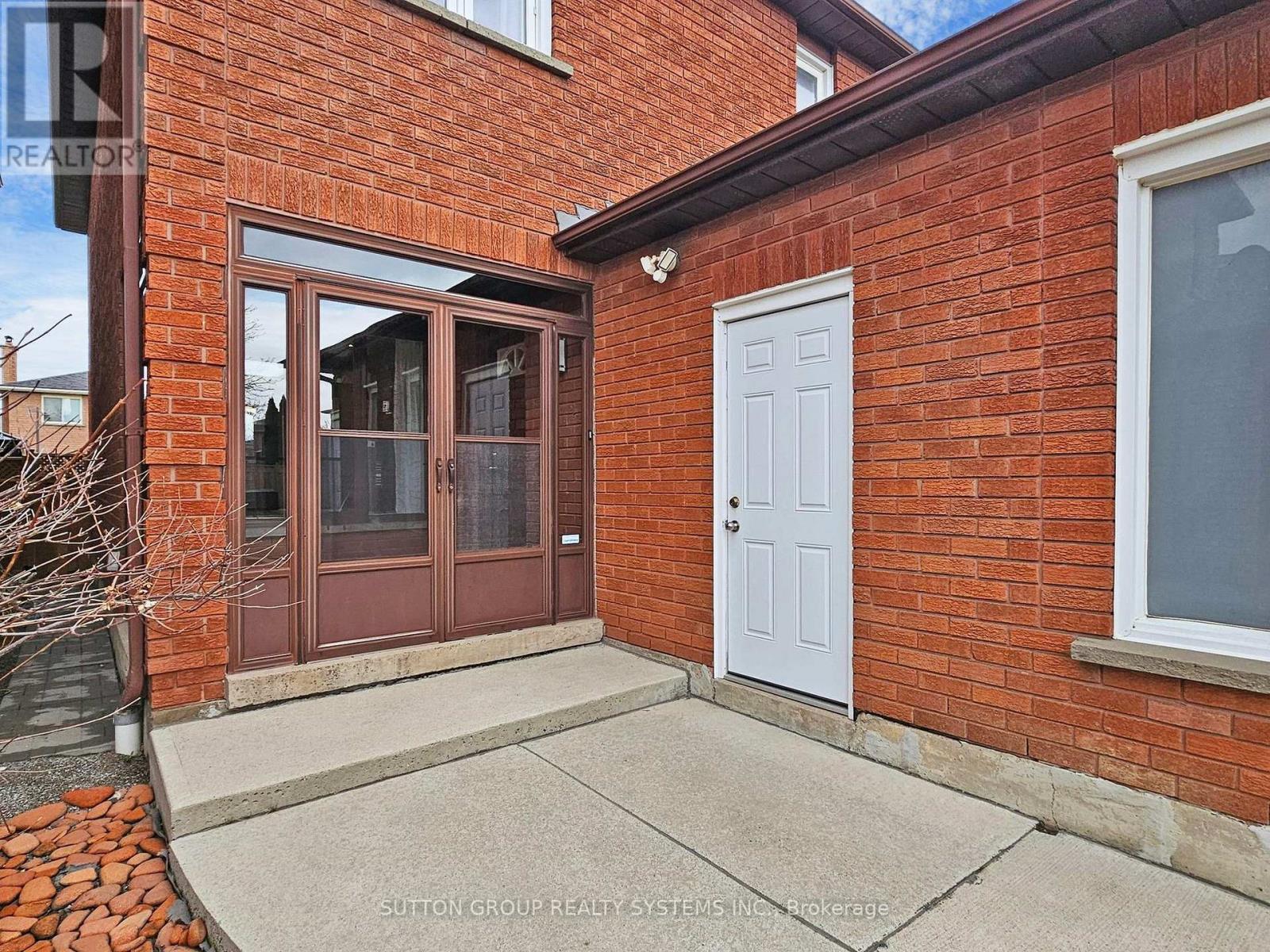 3279 Pilcom Crescent, Mississauga, Ontario  L5B 3X5 - Photo 2 - W12917330