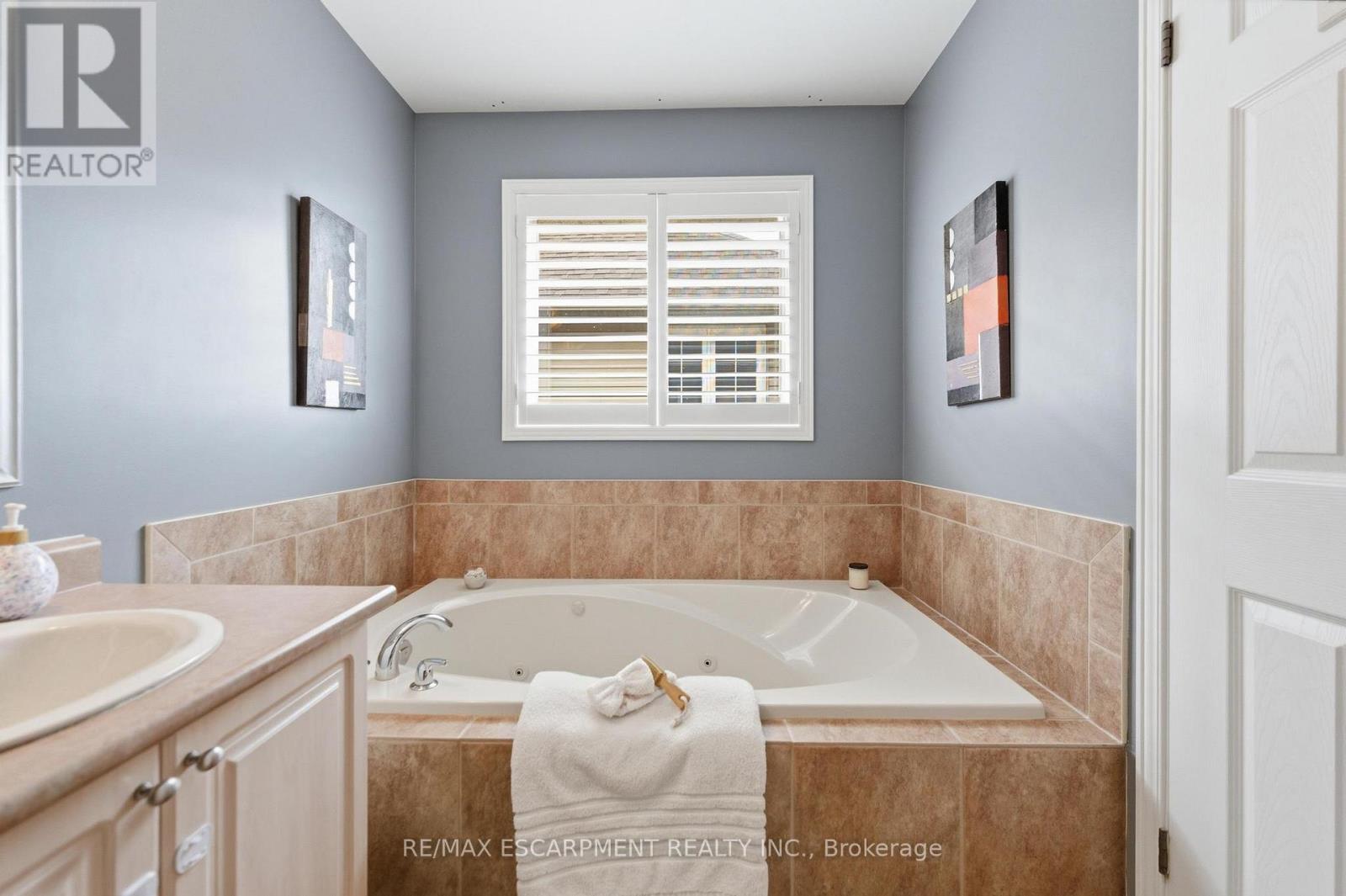 139 Bocelli Crescent, Hamilton, Ontario  L0R 1P0 - Photo 18 - X12917310