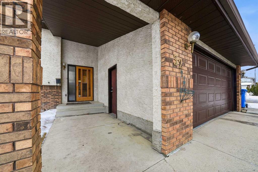 32 Huget Crescent, Red Deer, Alberta  T4N 6P4 - Photo 3 - A2279765