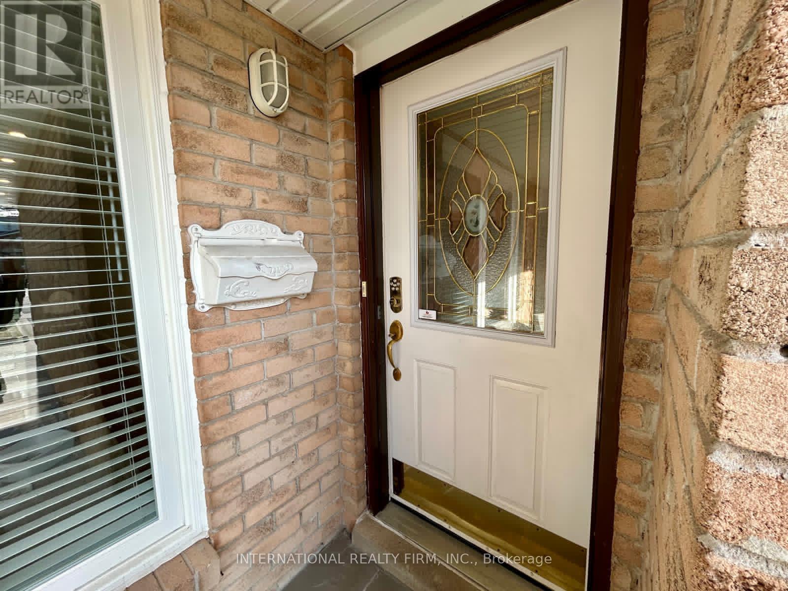 5746 Turney Drive, Mississauga, Ontario  L9M 2R3 - Photo 4 - W12917386