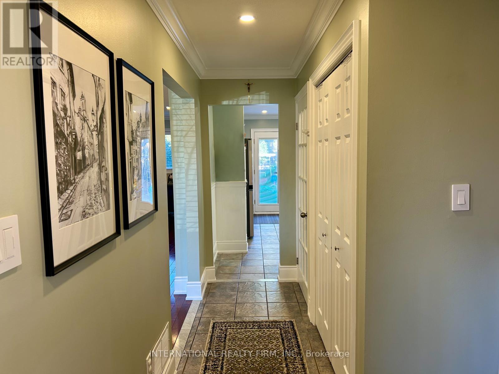 5746 Turney Drive, Mississauga, Ontario  L9M 2R3 - Photo 6 - W12917386