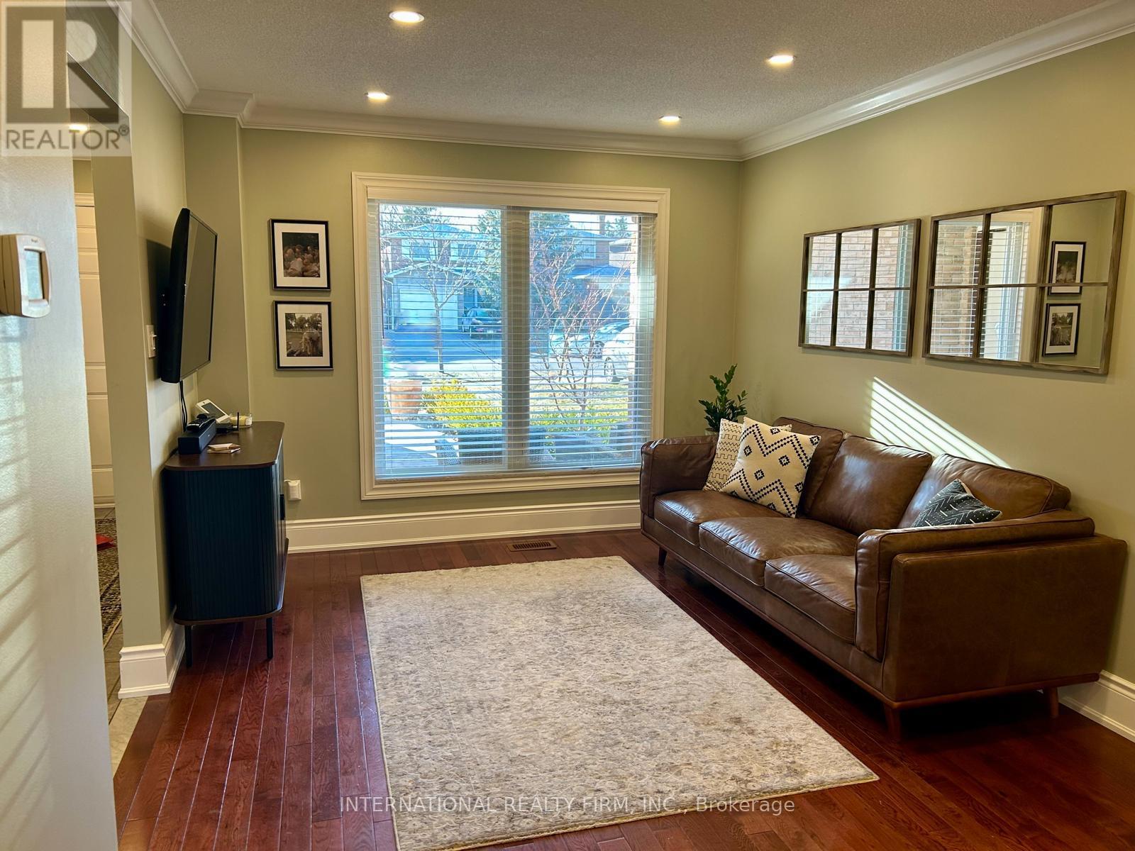 5746 Turney Drive, Mississauga, Ontario  L9M 2R3 - Photo 7 - W12917386