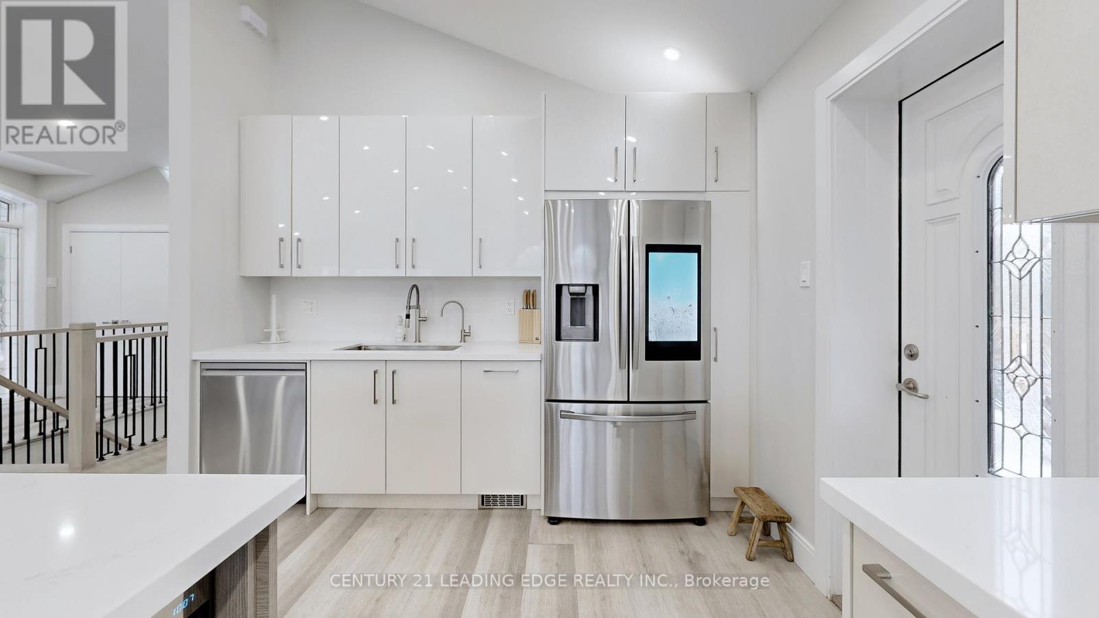 6 Beach Road, Whitchurch-Stouffville, Ontario  L4A 2G1 - Photo 14 - N12909468