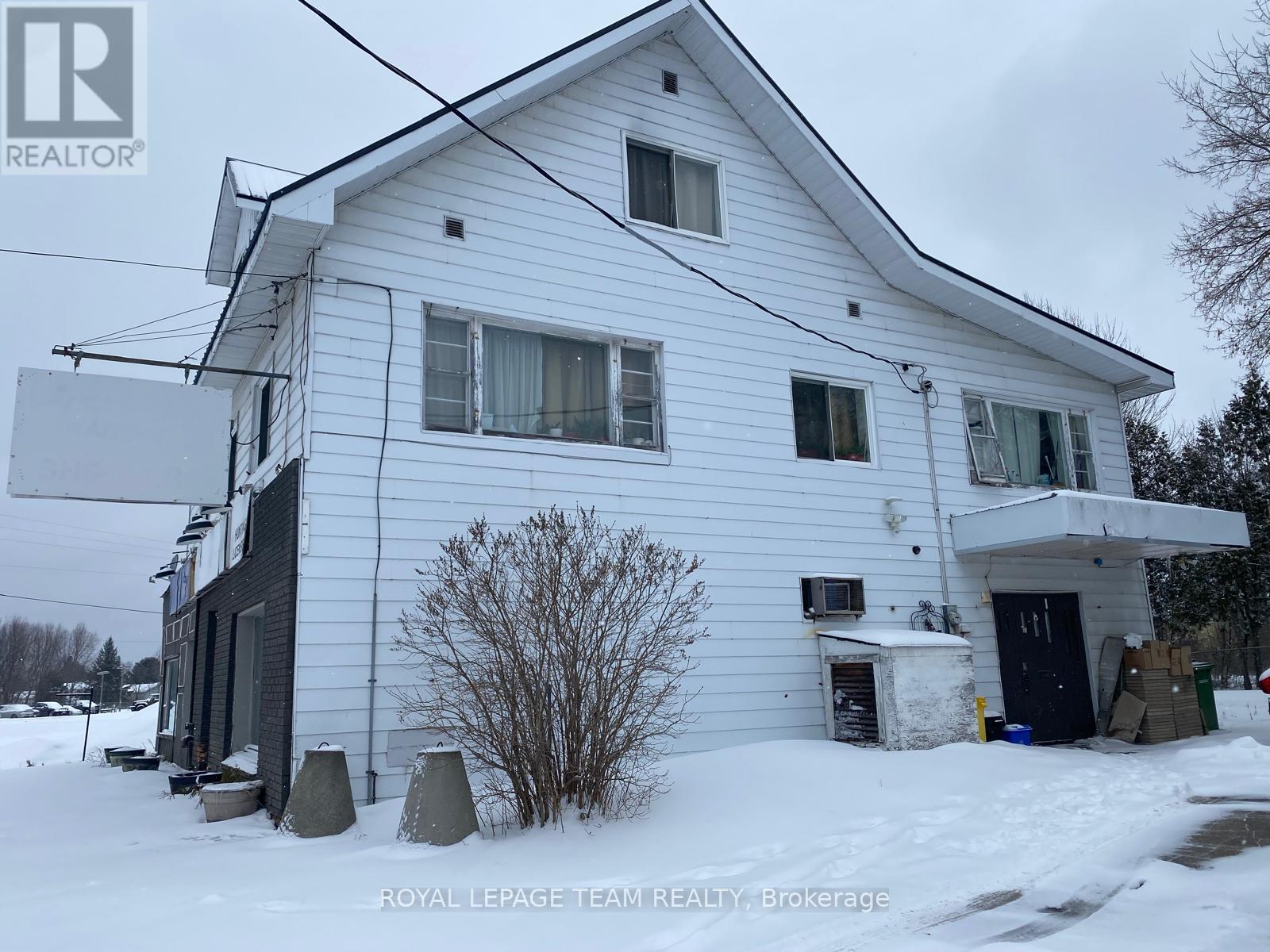 2 Mohns Avenue, Petawawa, Ontario  K8H 2G4 - Photo 2 - X12917406