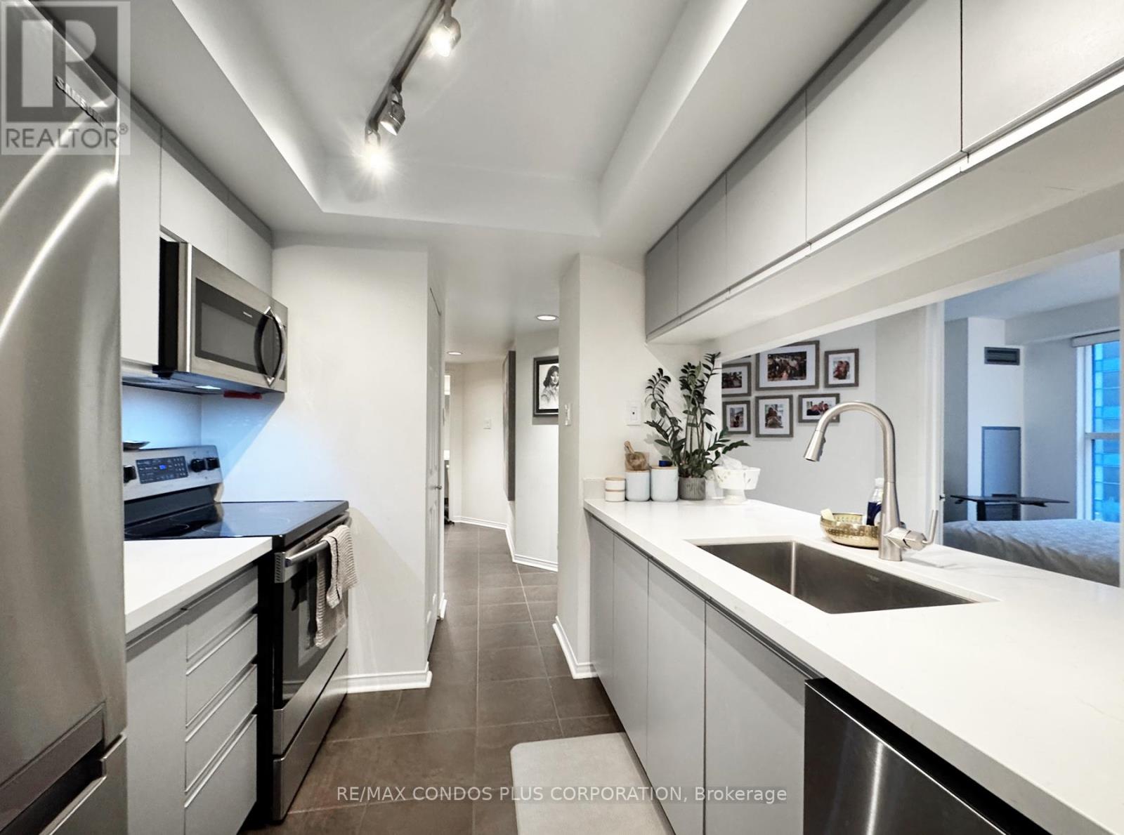 2702 - 99 Harbour Square, Toronto, Ontario  M5J 2H2 - Photo 7 - C12917426