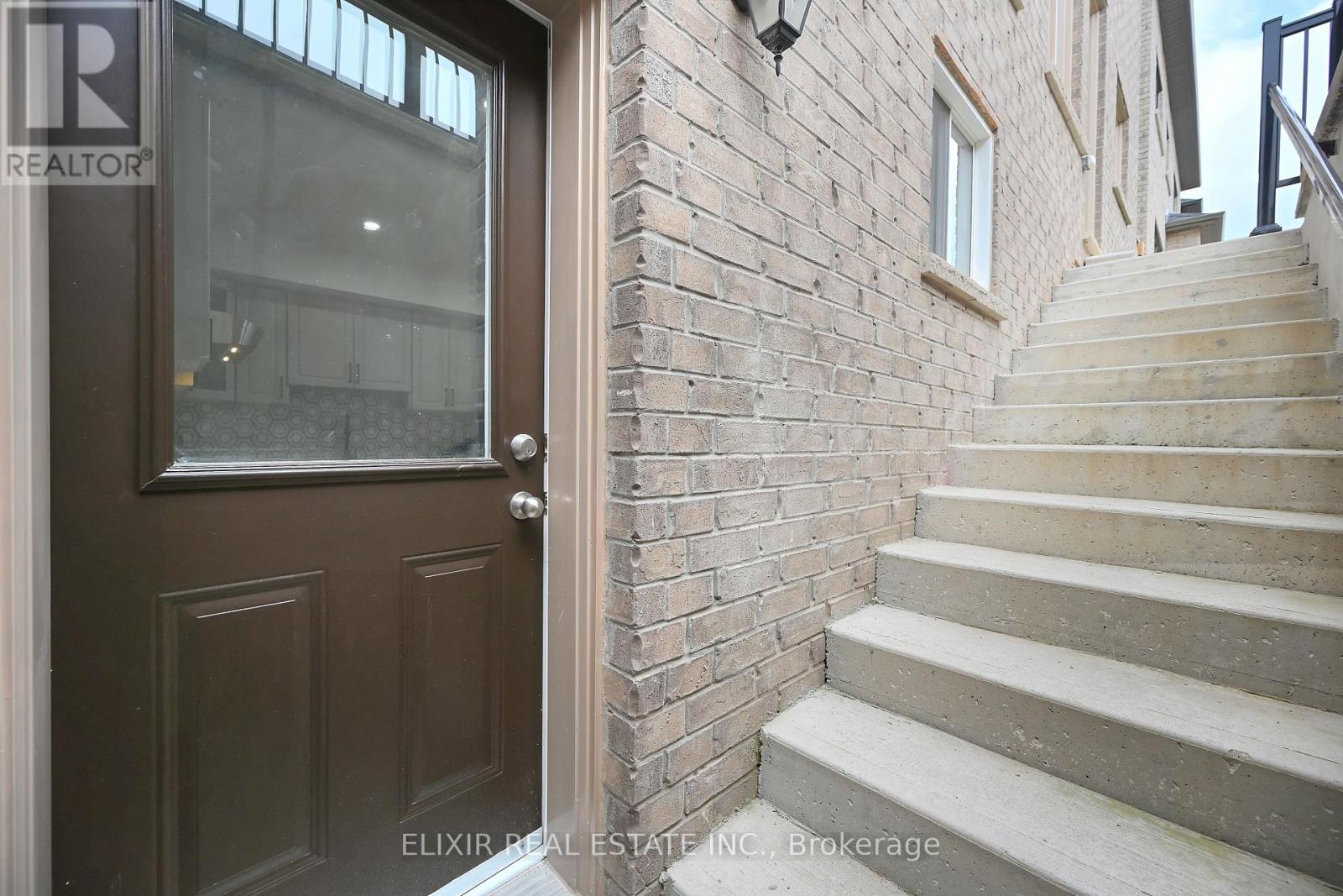 46 Mevira Gardens, Oakville, Ontario  L6H 0Z6 - Photo 3 - W12917432