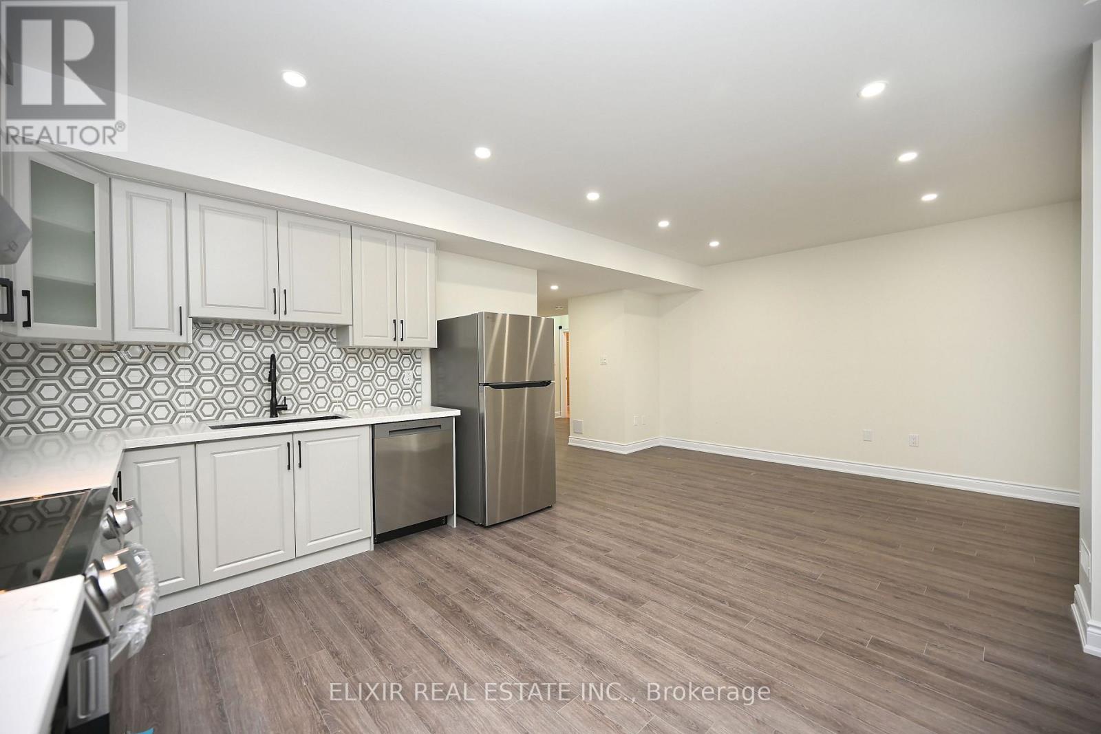 46 Mevira Gardens, Oakville, Ontario  L6H 0Z6 - Photo 4 - W12917432