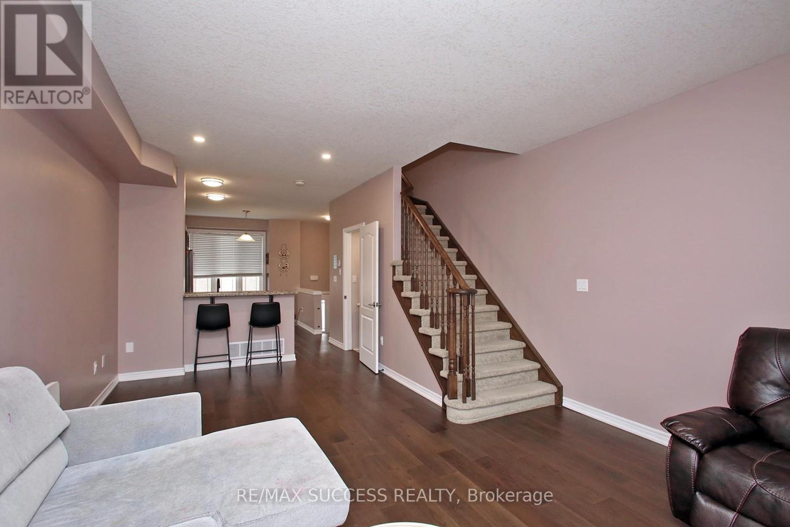 47 Edenrock Drive, Hamilton, Ontario  L8E 0G6 - Photo 4 - X12917400